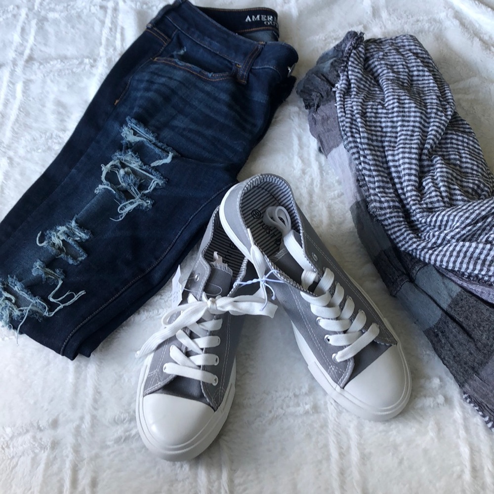 Sneakers styled like converse